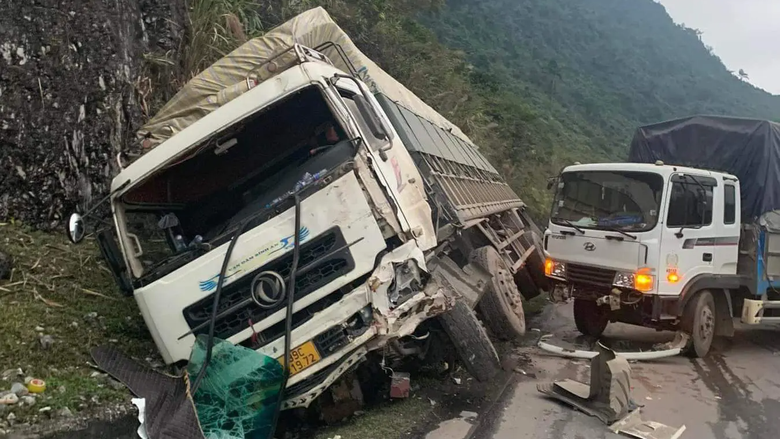 Tai nạn li&ecirc;n ho&agrave;n, quốc lộ 6 &ugrave;n tắc nhiều giờ - Ảnh 2.