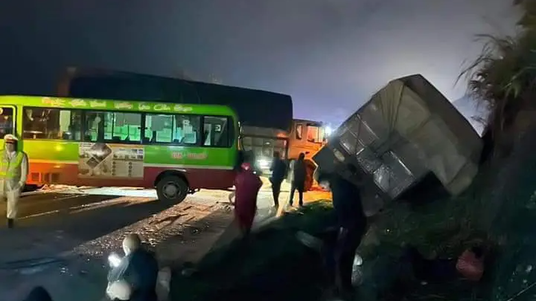 Tai nạn li&ecirc;n ho&agrave;n, quốc lộ 6 &ugrave;n tắc nhiều giờ - Ảnh 4.