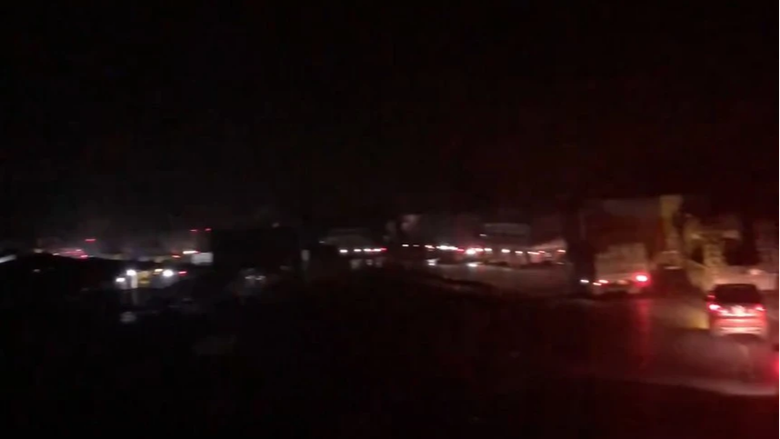 Tai nạn li&ecirc;n ho&agrave;n, quốc lộ 6 &ugrave;n tắc nhiều giờ - Ảnh 5.