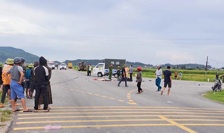 Vụ 2 xe ô tô va chạm ở Hà Tĩnh khiến 10 người nhập viện: nạn nhân 2 tuổi tử vong - Ảnh 2. Vụ 2 xe ô tô va chạm ở Hà Tĩnh khiến 10 người nhập viện: nạn nhân 2 tuổi tử vong - Ảnh 2.