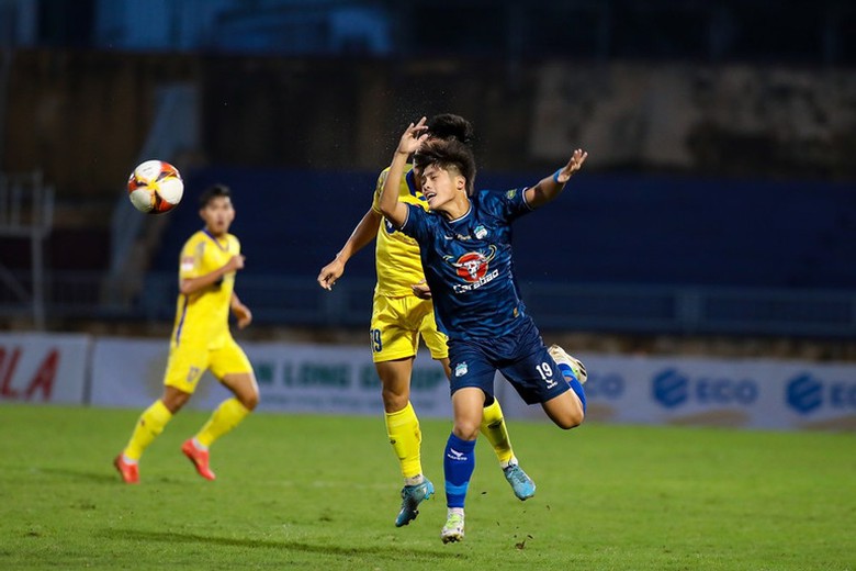 HLV Kiatisak n&oacute;i lời phũ ph&agrave;ng về đội nh&agrave; sau khởi đầu tệ nhất lịch sử  - Ảnh 1.