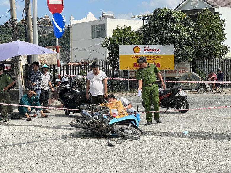 Xe tải va chạm xe m&aacute;y, thanh ni&ecirc;n tử vong thương t&acirc;m - Ảnh 2.