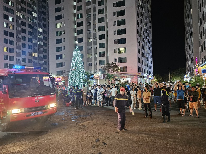 H&agrave;ng trăm người t&aacute;n loạn v&igrave; ch&aacute;y tại chung cư 40 tầng ở Nha Trang - Ảnh 2.