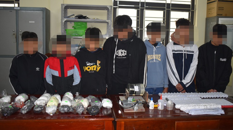 Nh&oacute;m học sinh ở Ninh B&igrave;nh tự chế ph&aacute;o nổ - Ảnh 1.