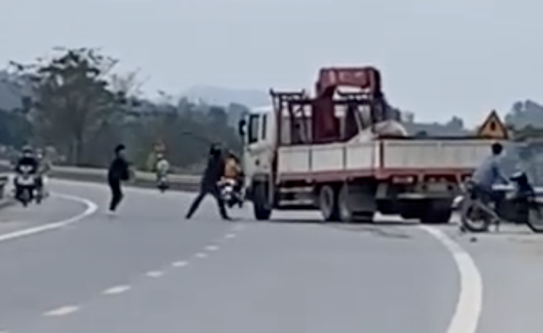 Nh&oacute;m thanh ni&ecirc;n chặn đ&aacute;nh, đập ph&aacute; xe tải tr&ecirc;n quốc lộ - Ảnh 1.