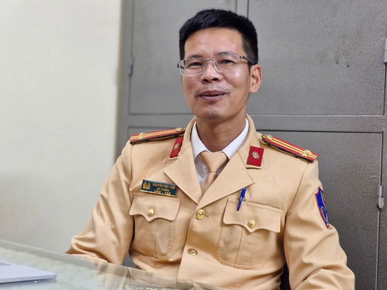 Đang lập chốt kiểm tra cồn, đội CSGT vẫn kịp thời giải cứu 2 vợ chồng trên ô tô bốc cháy - Ảnh 1. Đang lập chốt kiểm tra cồn, đội CSGT vẫn kịp thời giải cứu 2 vợ chồng trên ô tô bốc cháy - Ảnh 1.