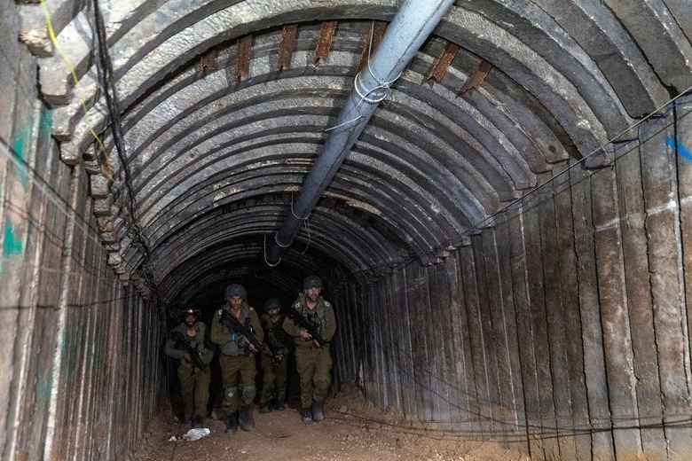 Israel ph&aacute;t hiện đường hầm lớn nhất từ trước đến nay của Hamas gần bi&ecirc;n giới Gaza - Ảnh 2.