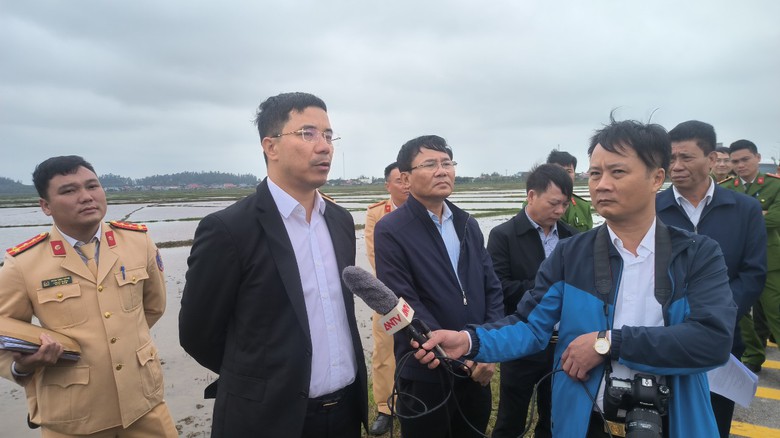 Truy nguy&ecirc;n nh&acirc;n vụ TNGT giữa 2 xe &ocirc; t&ocirc; khiến ch&aacute;u b&eacute; 2 tuổi tử vong, 10 người nhập viện - Ảnh 2.