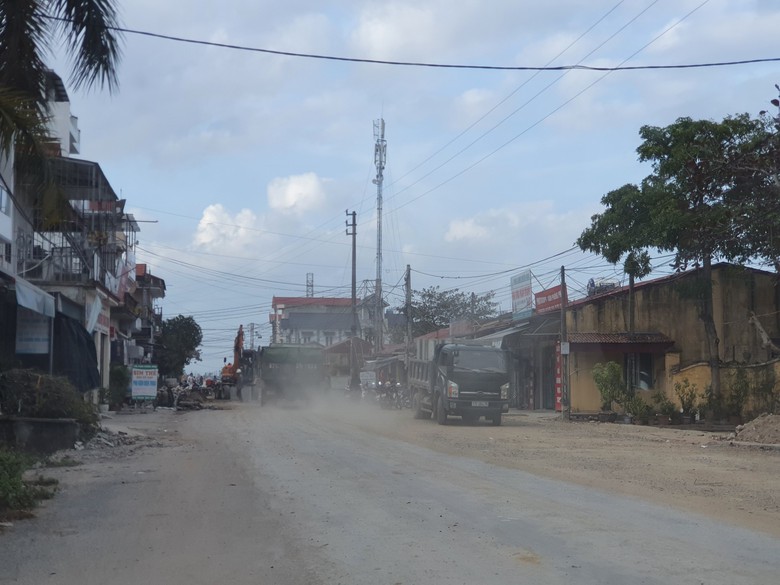 Thi c&ocirc;ng đường cứu hộ, cứu nạn gần trăm tỉ ở Th&aacute;i B&igrave;nh nguy cơ mất ATGT - Ảnh 3.