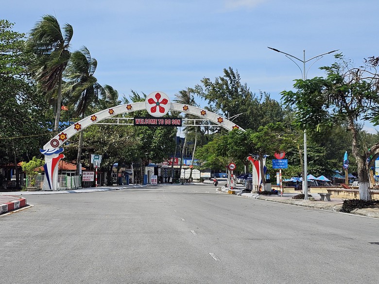 Cận cảnh một số c&ocirc;ng tr&igrave;nh bỏ hoang, tr&aacute;i ph&eacute;p ở Đồ Sơn - Ảnh 1.