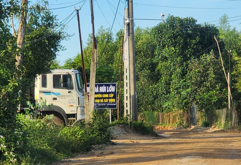 Quảng Ng&atilde;i: Mỏ vật liệu chỉ định cho dự &aacute;n cao tốc nhưng chủ mỏ b&aacute;n ra ngo&agrave;i - Ảnh 2.