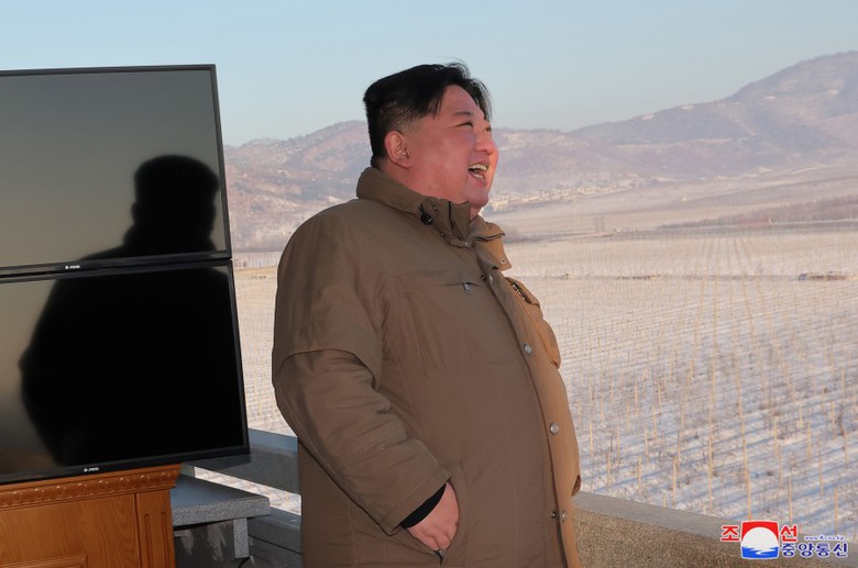 H&igrave;nh ảnh &ocirc;ng Kim Jong Un c&ugrave;ng con g&aacute;i theo d&otilde;i buổi ph&oacute;ng t&ecirc;n lửa Triều Ti&ecirc;n - Ảnh 7.