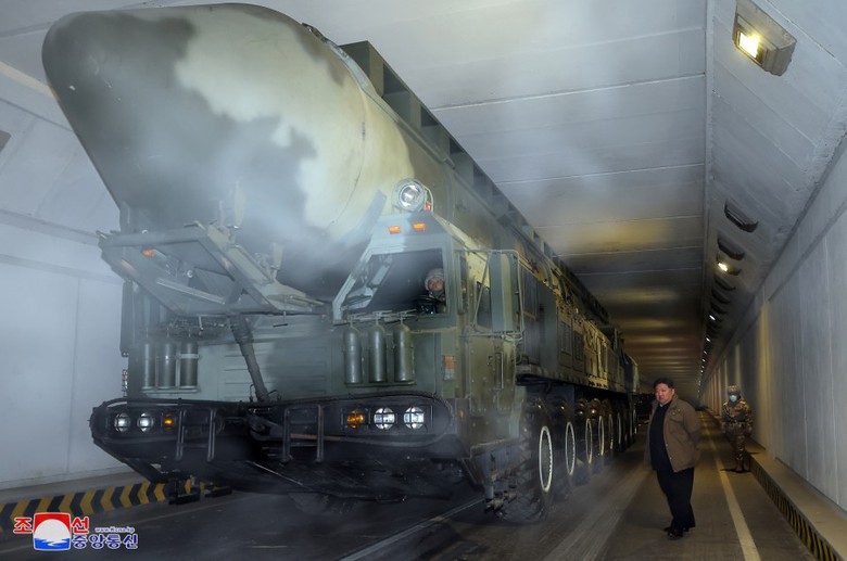 H&igrave;nh ảnh &ocirc;ng Kim Jong Un c&ugrave;ng con g&aacute;i theo d&otilde;i buổi ph&oacute;ng t&ecirc;n lửa Triều Ti&ecirc;n - Ảnh 3.