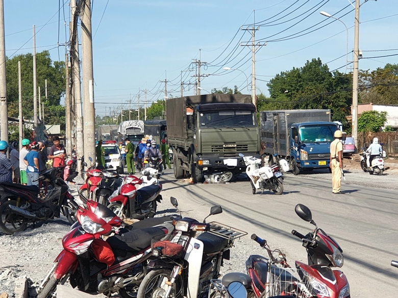 Chở con đi gửi rồi chạy đi l&agrave;m, người phụ nữ bị xe tải c&aacute;n tử vong - Ảnh 1.