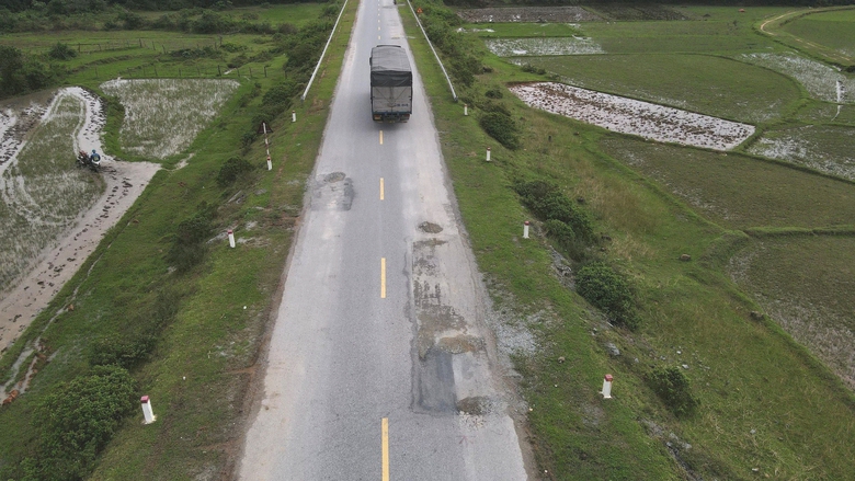 Đường ven biển H&agrave; Tĩnh 2000 tỷ hư hỏng, xuống cấp - Ảnh 1.