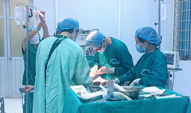 Kích hoạt báo động đỏ cứu bệnh nhân trẻ vỡ khối u gan - Ảnh 1. Kích hoạt báo động đỏ cứu bệnh nhân trẻ vỡ khối u gan - Ảnh 1.