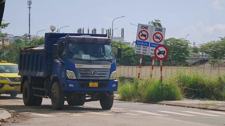 Phớt lờ biển b&aacute;o, xe tải ồ ạt chạy v&agrave;o đường cấm ở Đ&agrave; Nẵng - Ảnh 1.