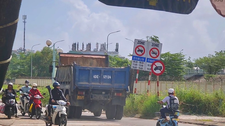 Phớt lờ biển b&aacute;o, xe tải ồ ạt chạy v&agrave;o đường cấm ở Đ&agrave; Nẵng - Ảnh 2.