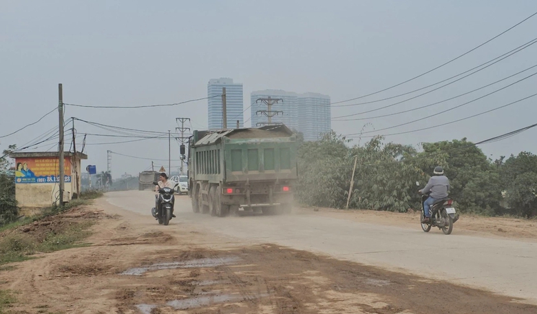Hà Nội: Xe nghi quá tải hoành hành trên đê, tung bụi mù mịt - Ảnh 2. Hà Nội: Xe nghi quá tải hoành hành trên đê, tung bụi mù mịt - Ảnh 2.
