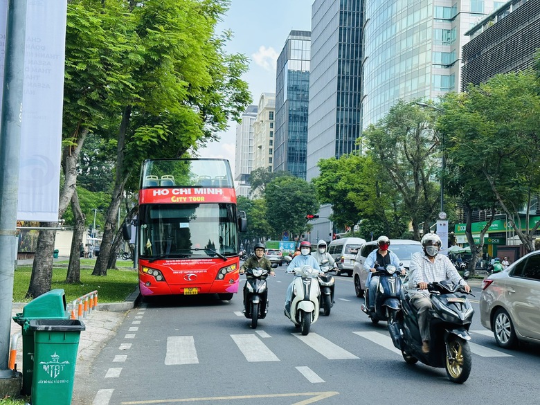 TP.HCM: Xe kh&aacute;ch 2 tầng, tho&aacute;ng n&oacute;c dừng đỗ sai, bắt kh&aacute;ch dọc đường - Ảnh 1.