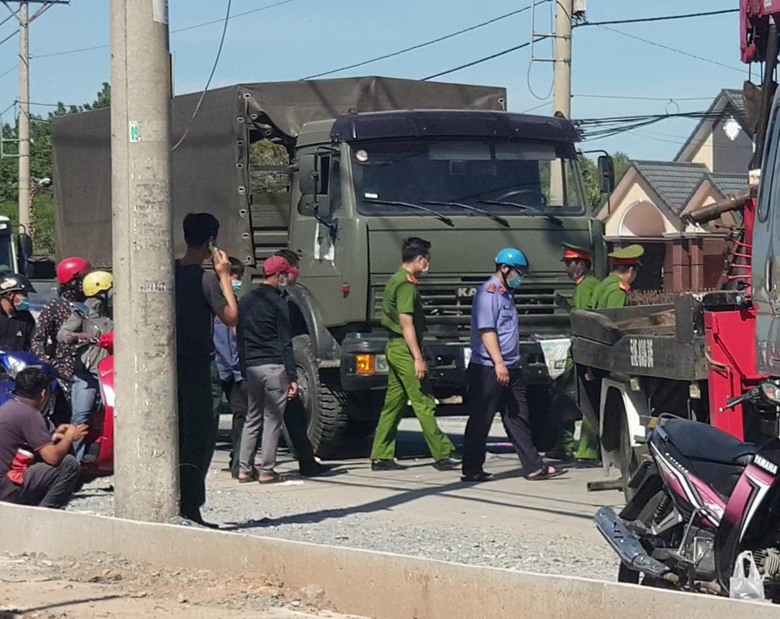 Chở con đi gửi rồi chạy đi l&agrave;m, người phụ nữ bị xe tải c&aacute;n tử vong - Ảnh 2.