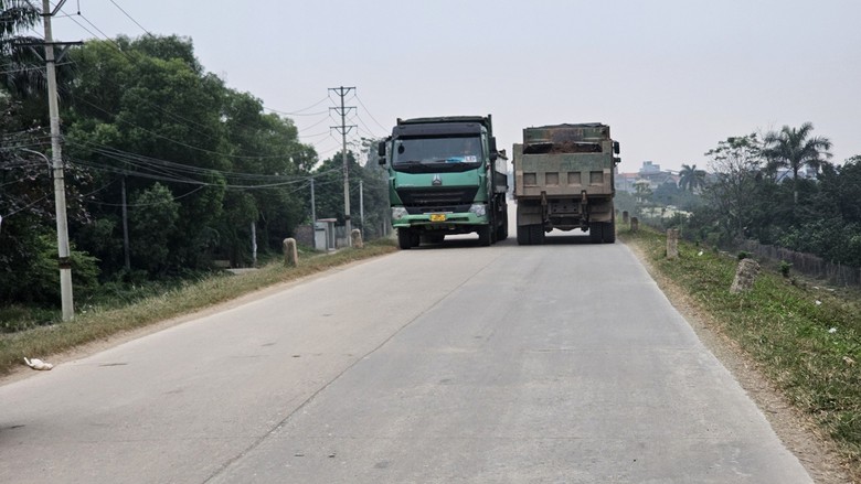 Hà Nội: Xe nghi quá tải hoành hành trên đê, tung bụi mù mịt - Ảnh 1. Hà Nội: Xe nghi quá tải hoành hành trên đê, tung bụi mù mịt - Ảnh 1.