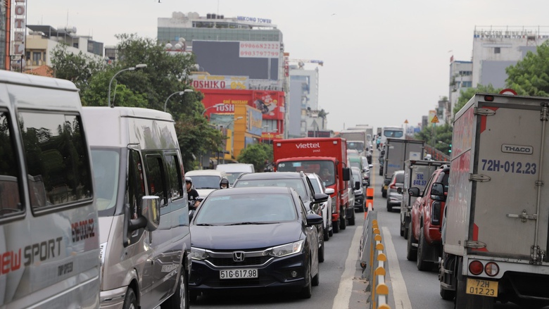 Ng&agrave;y cuối tuần v&atilde; mồ h&ocirc;i ở tuyến đường cửa ng&otilde; T&acirc;n Sơn Nhất  - Ảnh 7.