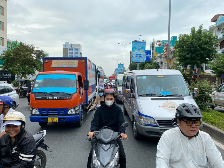 Ng&agrave;y cuối tuần v&atilde; mồ h&ocirc;i ở tuyến đường cửa ng&otilde; T&acirc;n Sơn Nhất  - Ảnh 5.