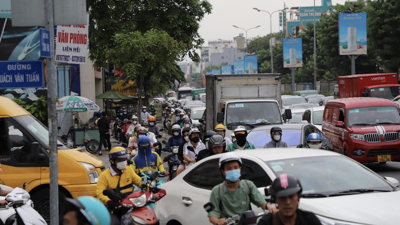 Ng&agrave;y cuối tuần v&atilde; mồ h&ocirc;i ở tuyến đường cửa ng&otilde; T&acirc;n Sơn Nhất  - Ảnh 6.