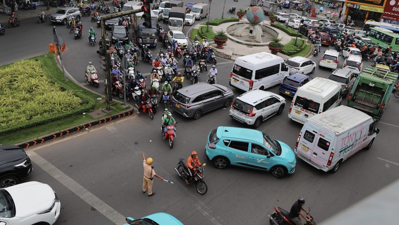 Ng&agrave;y cuối tuần v&atilde; mồ h&ocirc;i ở tuyến đường cửa ng&otilde; T&acirc;n Sơn Nhất  - Ảnh 2.