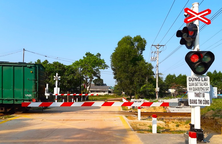Rà soát biển báo hiệu đường bộ tại điểm giao cắt với đường sắt - Ảnh 1. Rà soát biển báo hiệu đường bộ tại điểm giao cắt với đường sắt - Ảnh 1.