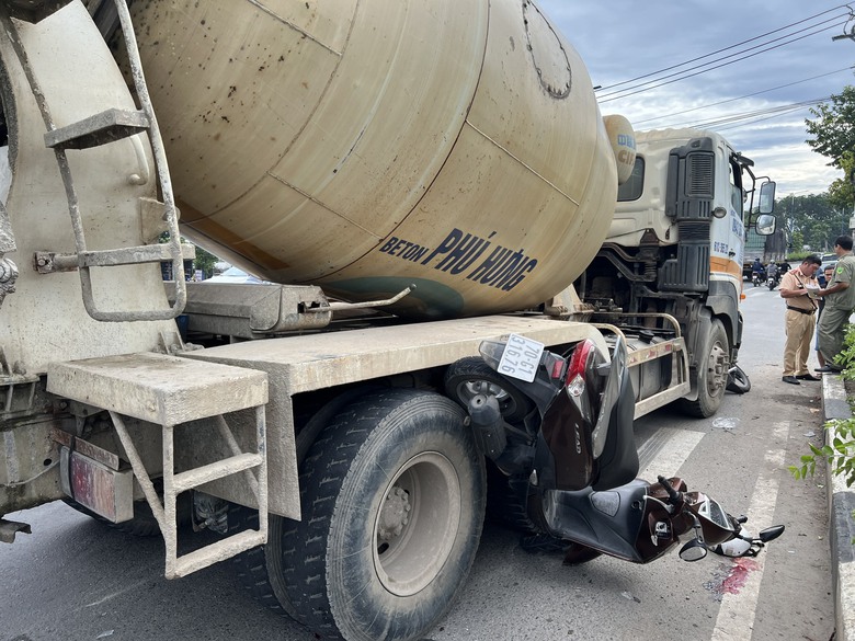 Xe bồn t&ocirc;ng nh&oacute;m người đang chờ đ&egrave;n đỏ, một người bị c&aacute;n n&aacute;t ch&acirc;n, nhiều xe m&aacute;y hư hỏng - Ảnh 3.