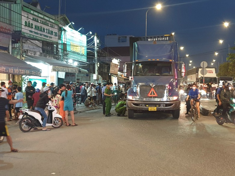 Container va chạm xe máy, một người tử vong - Ảnh 2. Container va chạm xe máy, một người tử vong - Ảnh 2.