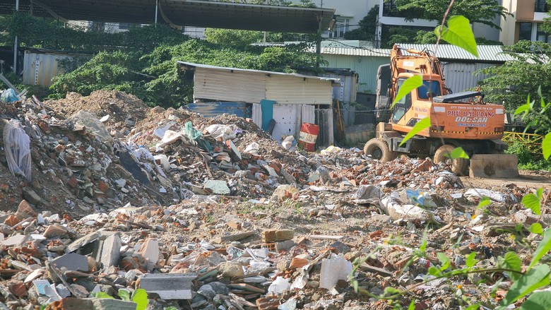 Xe tải chạy đường cấm ở Đà Nẵng: Bãi xà bần không phép núp bóng bãi đỗ xe - Ảnh 4. Xe tải chạy đường cấm ở Đà Nẵng: Bãi xà bần không phép núp bóng bãi đỗ xe - Ảnh 4.