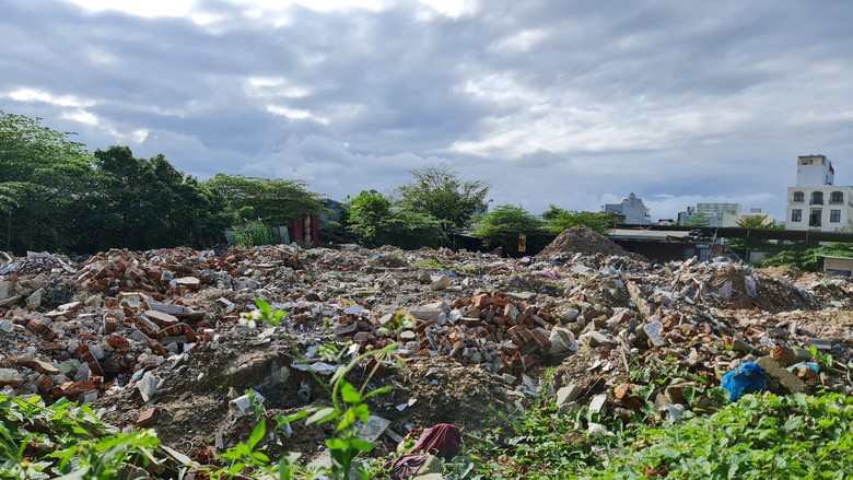 Xe tải chạy đường cấm ở Đà Nẵng: Bãi xà bần không phép núp bóng bãi đỗ xe - Ảnh 3. Xe tải chạy đường cấm ở Đà Nẵng: Bãi xà bần không phép núp bóng bãi đỗ xe - Ảnh 3.