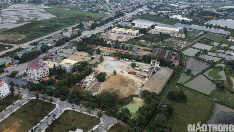  Trạm trộn b&ecirc; t&ocirc;ng tr&aacute;i ph&eacute;p "mọc" gần quốc lộ 1 - Ảnh 4.