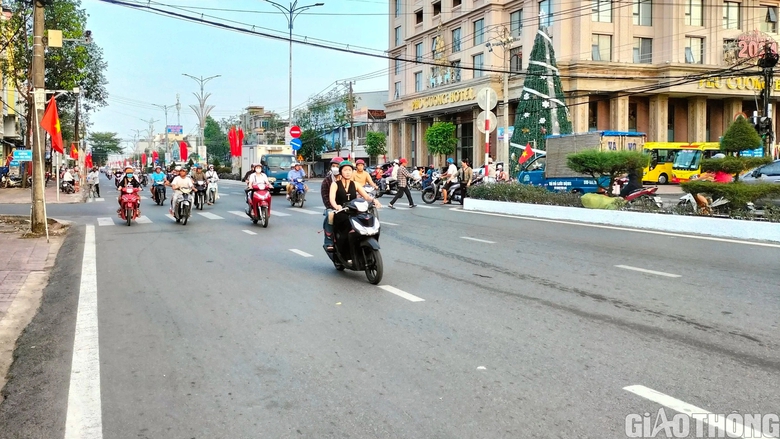 C&agrave; Mau: 20 t&aacute;c phẩm đạt giải hội thi s&aacute;ng t&aacute;c ca kh&uacute;c tuy&ecirc;n truyền về ATGT - Ảnh 1.