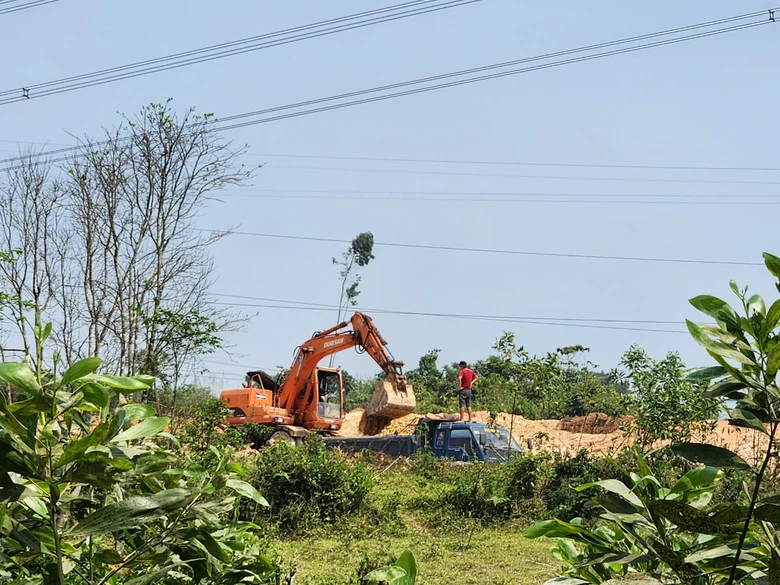 Vụ n&uacute;p b&oacute;ng cải tạo vườn, khai th&aacute;c đất tr&aacute;i ph&eacute;p: C&oacute; dấu hiệu vi phạm!  - Ảnh 1.