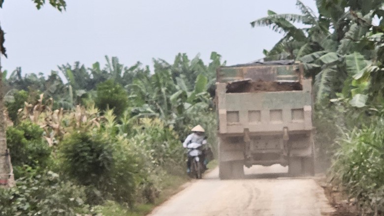 Hà Nội: Xe nghi quá tải hoành hành trên đê, tung bụi mù mịt - Ảnh 5. Hà Nội: Xe nghi quá tải hoành hành trên đê, tung bụi mù mịt - Ảnh 5.