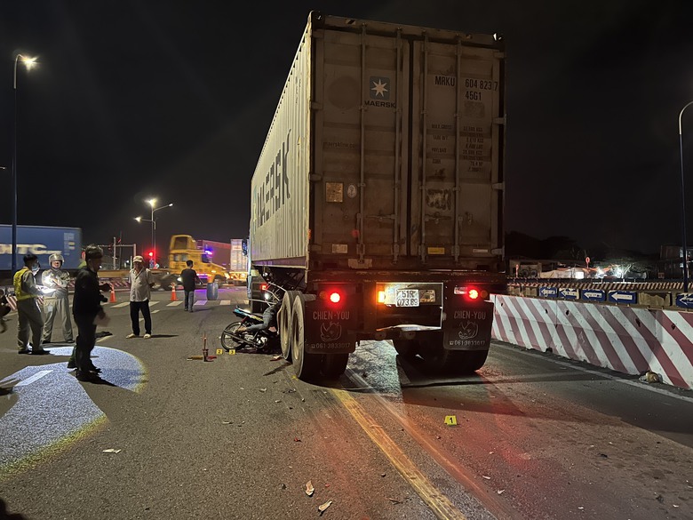 Xe m&aacute;y găm h&ocirc;ng container, 2 người thương vong  - Ảnh 1.