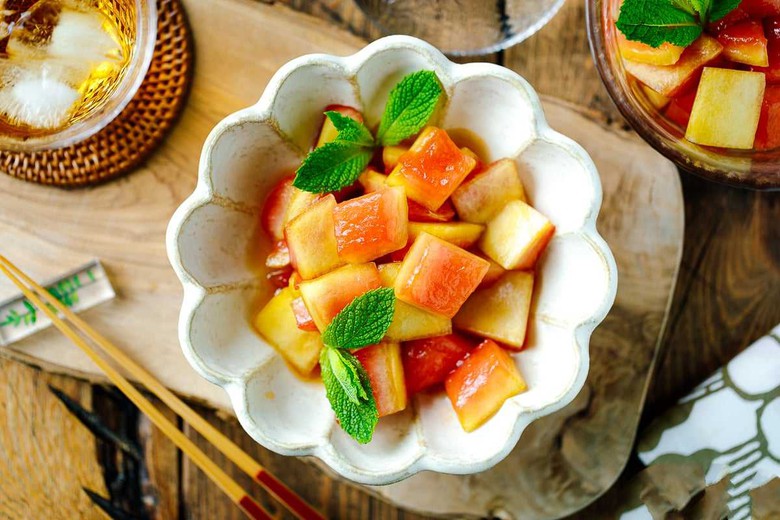 Mua dưa hấu về ăn đừng vội vứt vỏ đi, mang l&agrave;m m&oacute;n n&agrave;y gi&uacute;p giải nhiệt, thải độc da hiệu quả ng&agrave;y Tết - Ảnh 6.