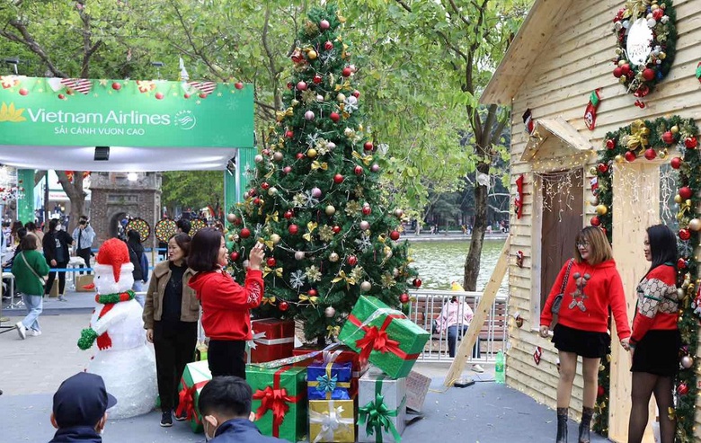 Vietnam Airlines Festa mang kh&ocirc;ng kh&iacute; Gi&aacute;ng Sinh tới H&agrave; Nội - Ảnh 1.