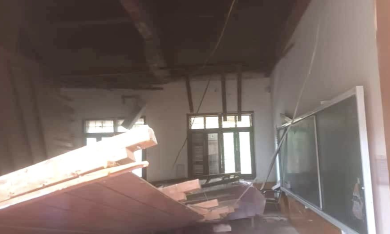 Sập trần gỗ trường học, nhiều học sinh phải nhập viện: R&agrave; so&aacute;t to&agrave;n bộ ph&ograve;ng học - Ảnh 1.