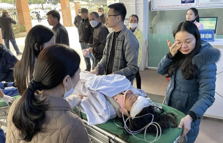 Sập trần gỗ trường học, nhiều học sinh phải nhập viện: R&agrave; so&aacute;t to&agrave;n bộ ph&ograve;ng học - Ảnh 2.