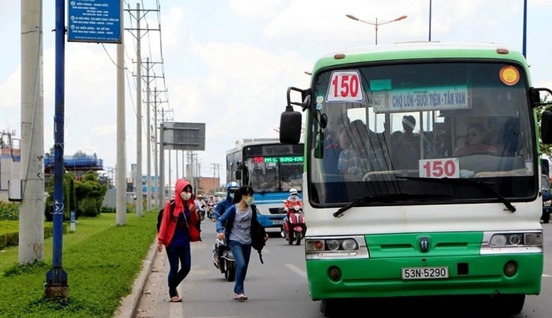 TP.HCM: Tạm ngưng l&aacute;i xe với t&agrave;i xế xe bu&yacute;t số 150 do đ&aacute;nh nhau với người đi đường  - Ảnh 1.
