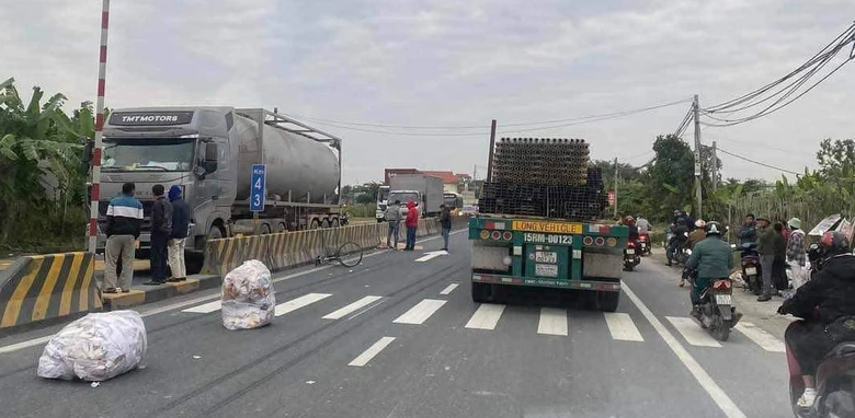 Va chạm với xe tải tr&ecirc;n QL10 khiến người đi xe đạp tử vong - Ảnh 1.