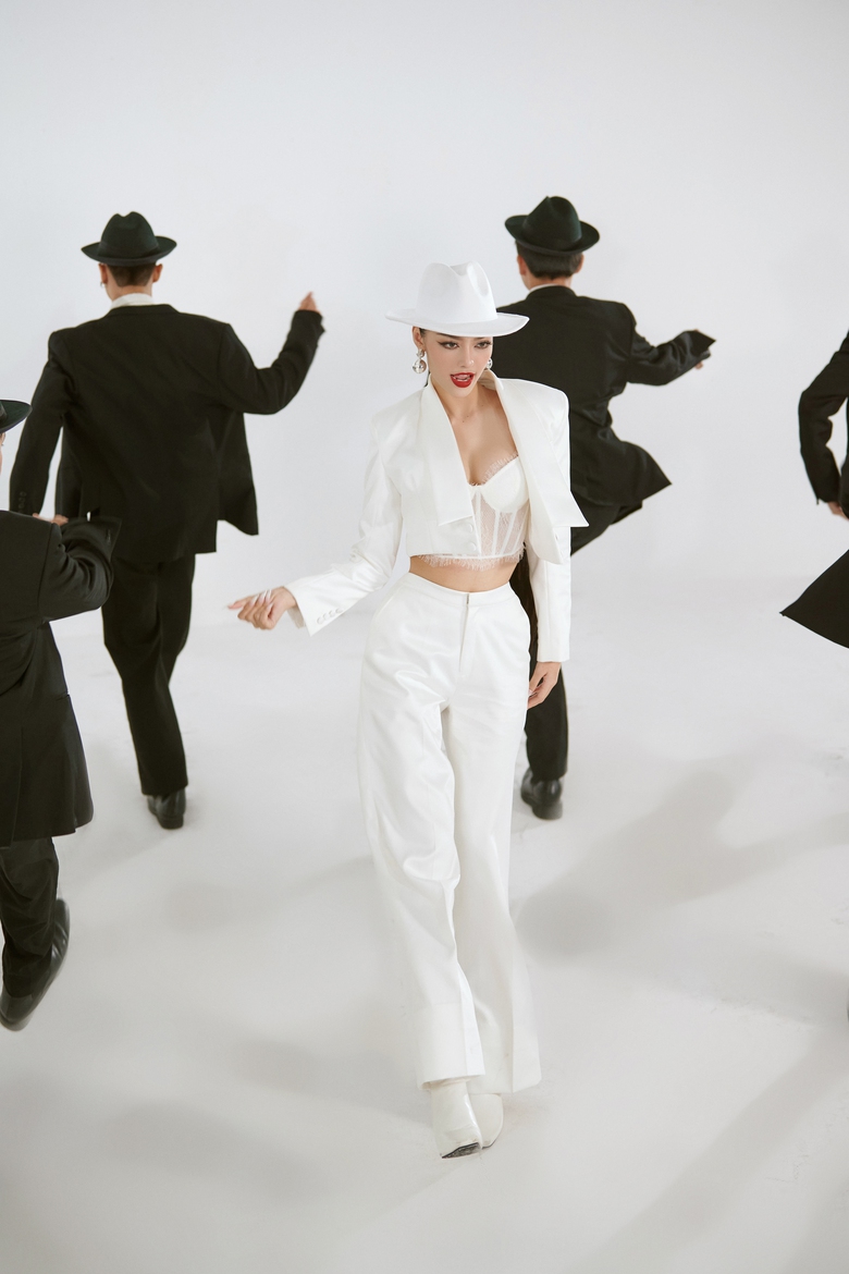 Lona khoe body và vũ đạo “nóng bỏng” trong MV Vì yêu anh - Ảnh 5. Lona khoe body và vũ đạo “nóng bỏng” trong MV Vì yêu anh - Ảnh 5.