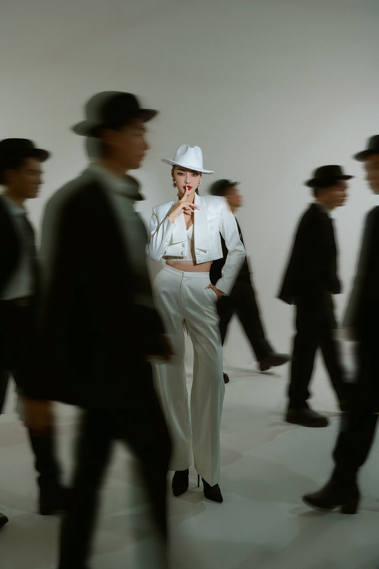 Lona khoe body và vũ đạo “nóng bỏng” trong MV Vì yêu anh - Ảnh 7. Lona khoe body và vũ đạo “nóng bỏng” trong MV Vì yêu anh - Ảnh 7.