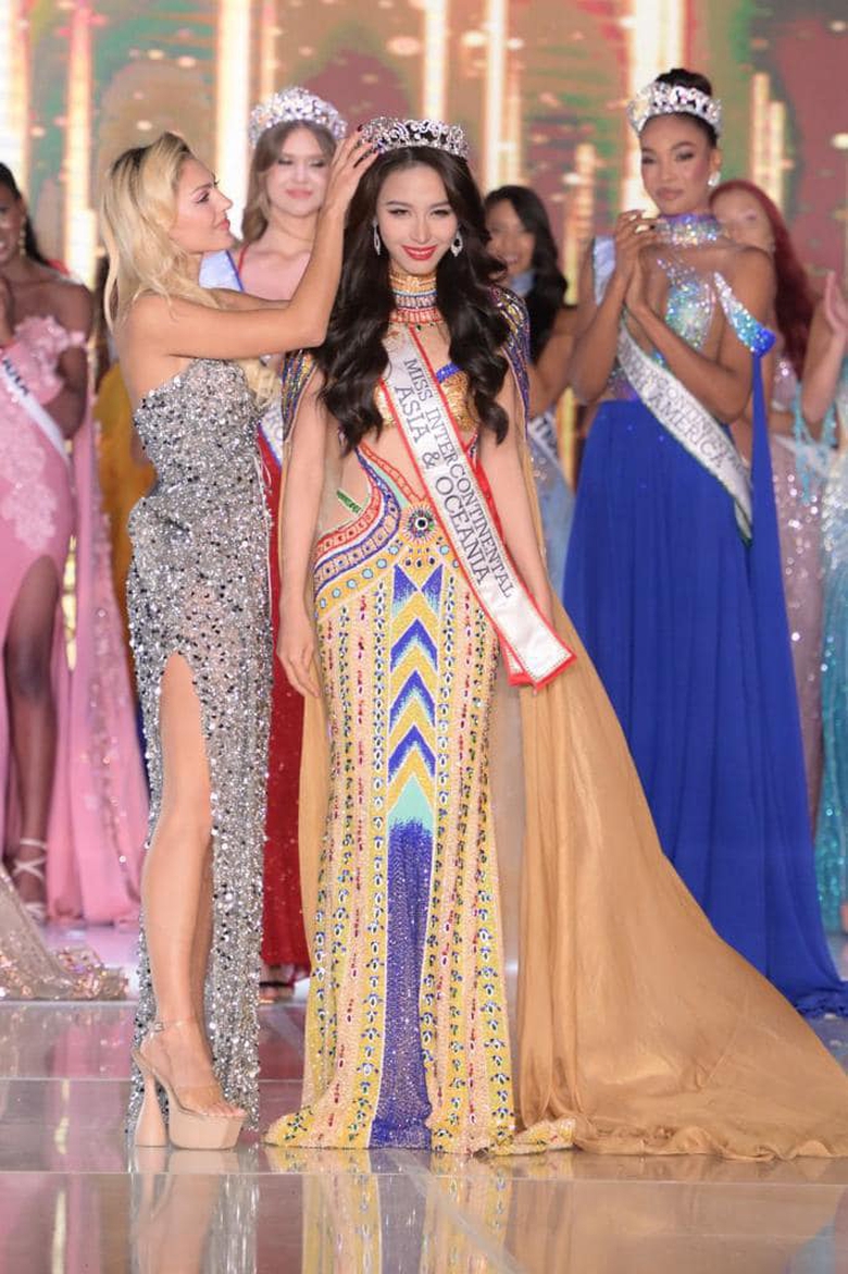 Một năm bội thu th&agrave;nh t&iacute;ch quốc tế của hoa hậu, &aacute; hậu nh&agrave; Sen V&agrave;ng - Ảnh 1.