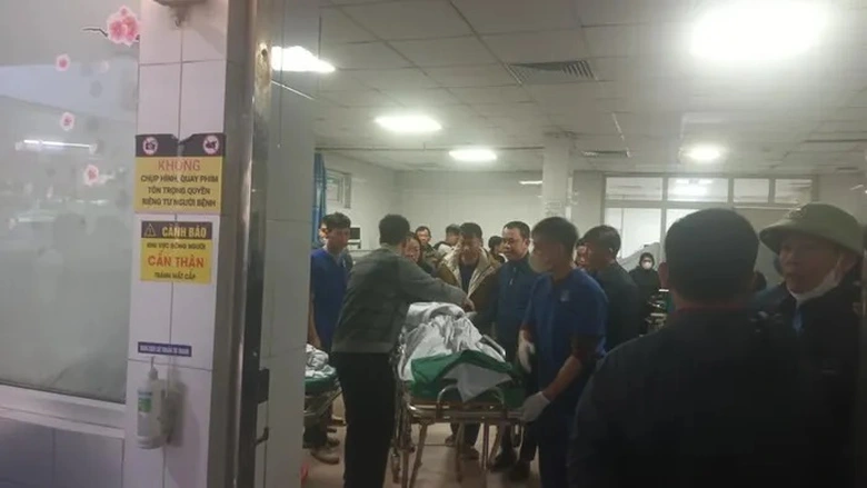 Nghệ An: Sập trần gỗ trường học, nhiều học sinh phải nhập viện - Ảnh 1. Nghệ An: Sập trần gỗ trường học, nhiều học sinh phải nhập viện - Ảnh 1.